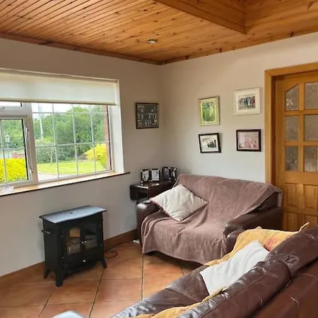 Spacious Countryside 4bd House! アパート キャヴァン