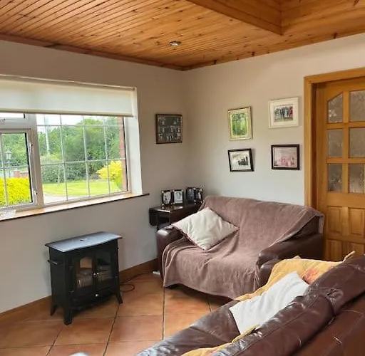 Spacious Countryside 4bd House! アパート キャヴァン